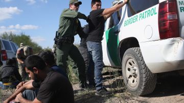 El Pew reconoce que en los últimos dos años ha habido una cifra récord de "encuentros" con inmigrantes en la frontera con México.