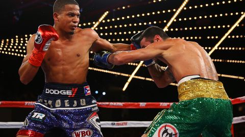 Félix Verdejo (izq.) en acción contra William Silva en 2016 en Nueva York.