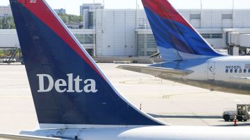 Ex piloto de Delta acusado de amenazar con dispararle a un capitán en pleno vuelo