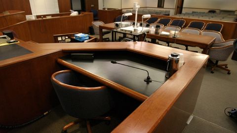 Condenada a cadena perpetua mujer que golpeó a su hija contra el cemento hasta matarla