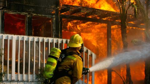 Cinco personas, incluidos dos niños, murieron en un incendio que afectó dos casas móviles en Ohio