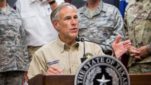 Greg Abbott presume haber expulsado de Texas a otros estados a más de 60,000 migrantes