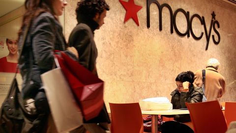 Pareja de Chicago utilizó a sus hijos para robar casi $1,000 dólares de mercancía en una tienda Macy's