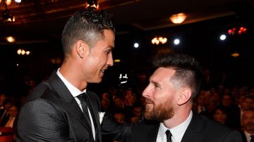 Una fotografía común de ver. Cristiano Ronaldo (i) y Lionel Messi (d) en una gala de premios de fútbol.