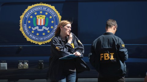 Hombre con una placa falsa del FBI disparó con perdigones a un conductor en Michigan
