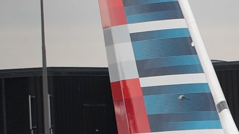 VIDEO: American Airlines investiga a trabajadores por maltrato a equipaje de pasajeros y sillas de ruedas