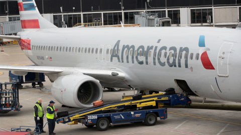 VIDEO: American Airlines investiga a trabajadores por maltrato a equipaje de pasajeros y sillas de ruedas