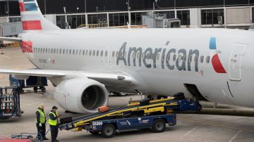 VIDEO: American Airlines investiga a trabajadores por maltrato a equipaje de pasajeros y sillas de ruedas