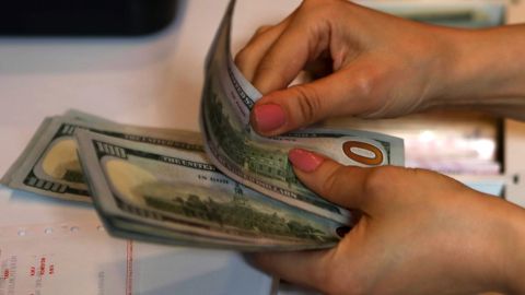 An employee of a foreign exchange office counts US dollars banknotes in the centre of Ankara on May 25, 2018. (Photo by ADEM ALTAN / AFP) (Photo credit should read ADEM ALTAN/AFP via Getty Images)