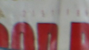 Stephanie Sandoval (d) es tutora de jóvenes con necesidades especiales que son voluntarios en el empaquetamiento de alimentos..