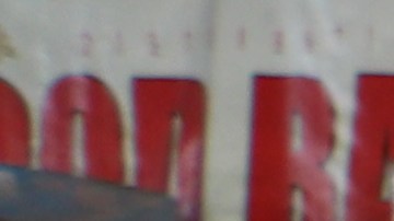 Stephanie Sandoval (d) es tutora de jóvenes con necesidades especiales que son voluntarios en el empaquetamiento de alimentos..