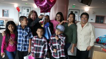 Los esposos María y Francisco Flores, abuelitos de siete niños ahora son sus padres legales, al haberlos adoptado a todos.