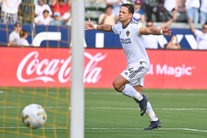 Chicharito en celebración de gol con el LA Galaxy.