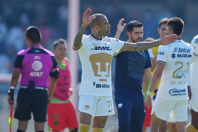 Dani Alves con los colores de Pumas.
