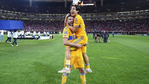 André-Pierre Gignac junto a Diego Lainez.