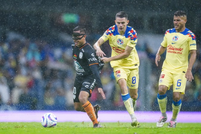 Álvaro Fidalgo se ganó el cariño de los aficionados azulcremas por su entrega dentro del campo. Rafael Vadillo - Imago 7.