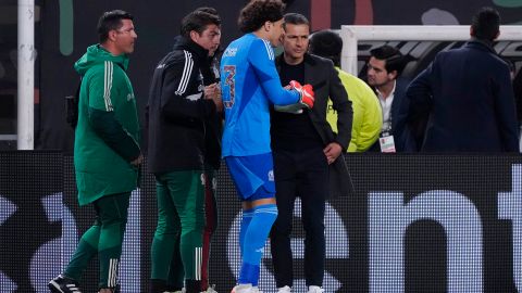 Ochoa salió a los 20 minutos en el primer tiempo.