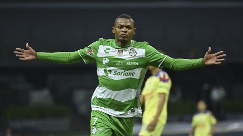 Harold Preciado celebra un gol contra América.