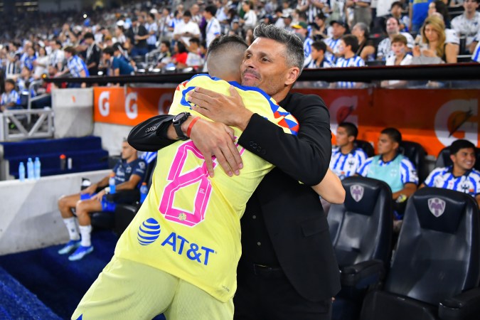 Fidalgo junto a Fernando Ortíz, su exentrenador el en el Club América. Juan Angel Ovalle - Imago 7.