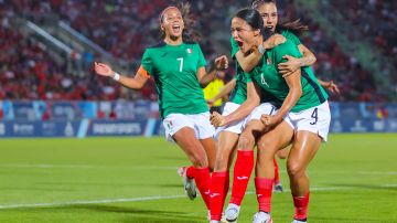 México celebra el gol de la victoria en Santiago 2023.