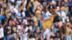 César Huerta y Gustavo del Prete celebran un gol de Pumas.