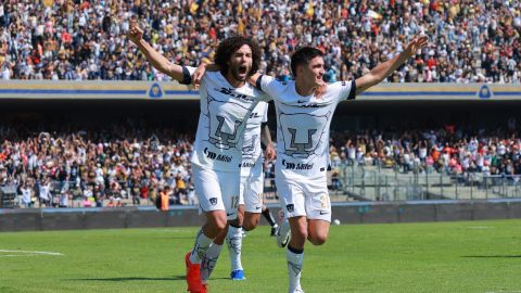 César Huerta y Gustavo del Prete celebran un gol de Pumas.