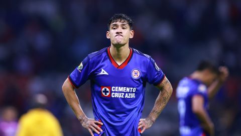 Uriel Antuna lamentando el resultado de Cruz Azul.