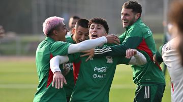 Julián Araujo, Jorge Sánchez y Santiago Giménez durante el entrenamiento de la selección nacional de México previo al viaje a Honduras.
