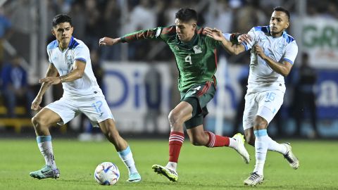 Edson Álvarez disputa un balón durante el partido de ida contra Honduras en los cuartos de final de la Liga de Naciones de Concacaf.