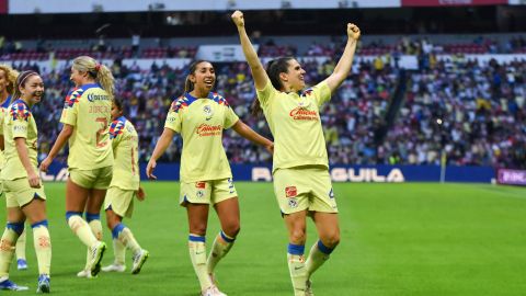 Andrea Pereira (d) celebra con sus compañeras del Club América la victoria sobre las Chivas de Guadalajara en la Liga MX Femenil.