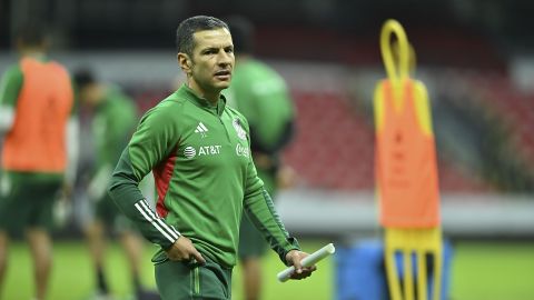 Jaime Lozano dirige un entrenamiento de la selección de México.