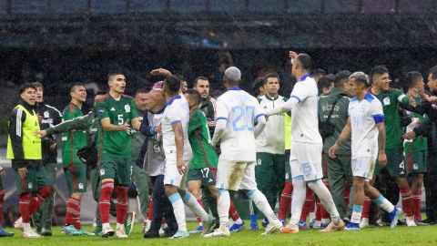 Los ánimos se caldearon en el Estadio Azteca.