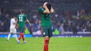César Montes en lamento durante el juego contra Honduras.