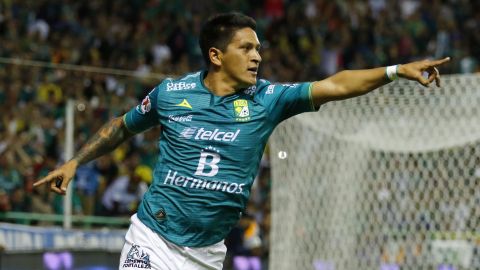 Germán Cano celebra uno de sus goles con el León.