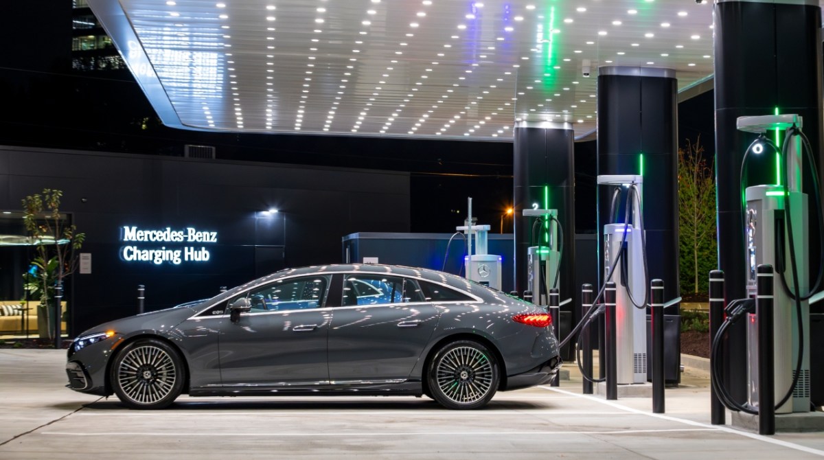 Mercedes-Benz inaugura una estación de carga para camiones