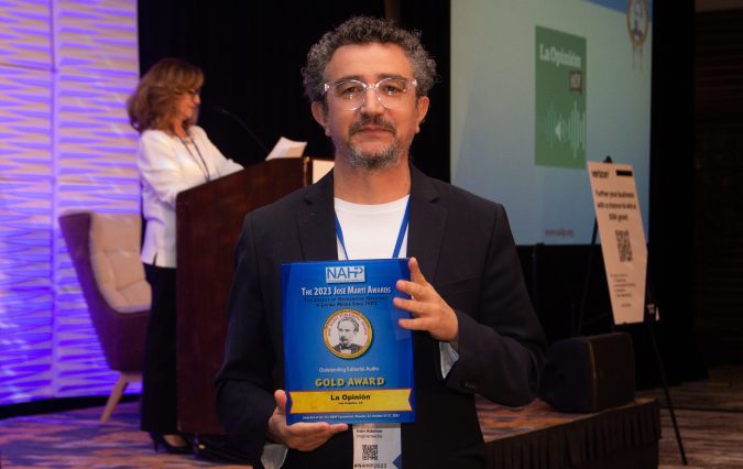Iván Adaime, presidente de Impremedia, con el premio a Mejor Audio obtenido por el podcast "La Opinión Hoy".