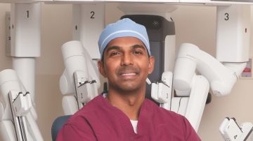 El doctor Ramkishen Narayanan, especiales en cáncer de próstata, riñón y vejiga. (Cortesía Providence St Joseph Medical Centers)