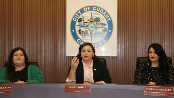 La concejal Elizabeth Alcantar (i), la alcaldesa Daisy Lomelí y la concejal Cynthia González.