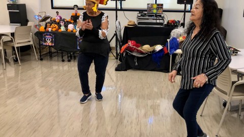 Julia Mendoza Trujillo y Francis Ochoa disfrutan su clase de baile en el programa PACE.(Cortesía Mayra Suárez)