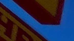 Trabajadores protestan frente a El Pollo Loco de Huntington Park.