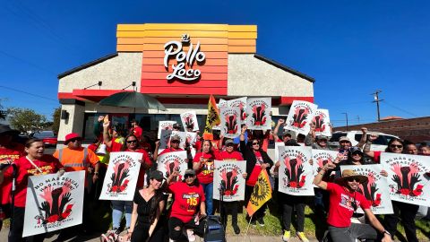 Trabajadores protestan frente a El Pollo Loco de Huntington Park.