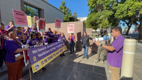 David Huerta, presidente del sindicato SEIU-USWW, se dirige a los trabajadores afuera de las oficinas del condado de LA.