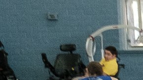 Atleta de fútbol de potencia juega en el Centro Recreativo McCambridge en Burbank.