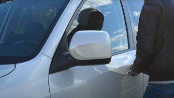Las autoridades recomiendan nunca dejar abiertas las ventanillas de su auto, para que no se lo roben.