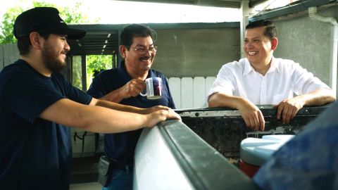 Rudy Salas (derecha) logró ser el  primer latino en el Consejo Municipal de Bakersfield.