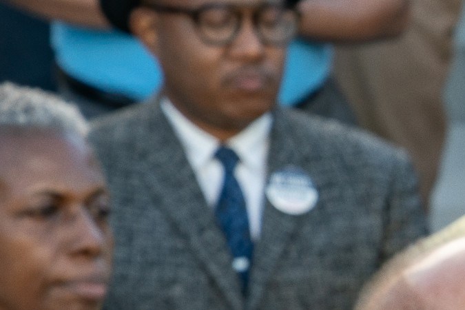 Colman Domingo (dcha.) interpreta al activista de los derechos civiles Bayard Rustin en "Rustin".