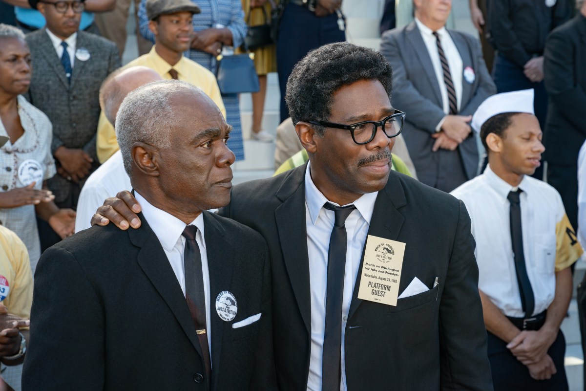 Colman Domingo (dcha.) interpreta al activista de los derechos civiles Bayard Rustin en "Rustin".