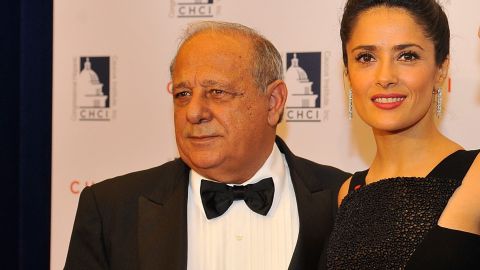 Salma Hayek y su papá, Sami Hayek, en un evento en Washignton.