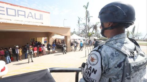 Largas filas y caos se viven en Acapulco por reapertura de supermercados tras paso de huracán Otis