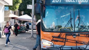 El autobús 207 se detiene para recoger pasajeros en la avenida Western en Los Ángeles, California, el 8 de noviembre de 2023.